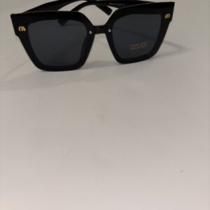 Μαύρα γυαλιά με χρυσή λεπτομέρεια